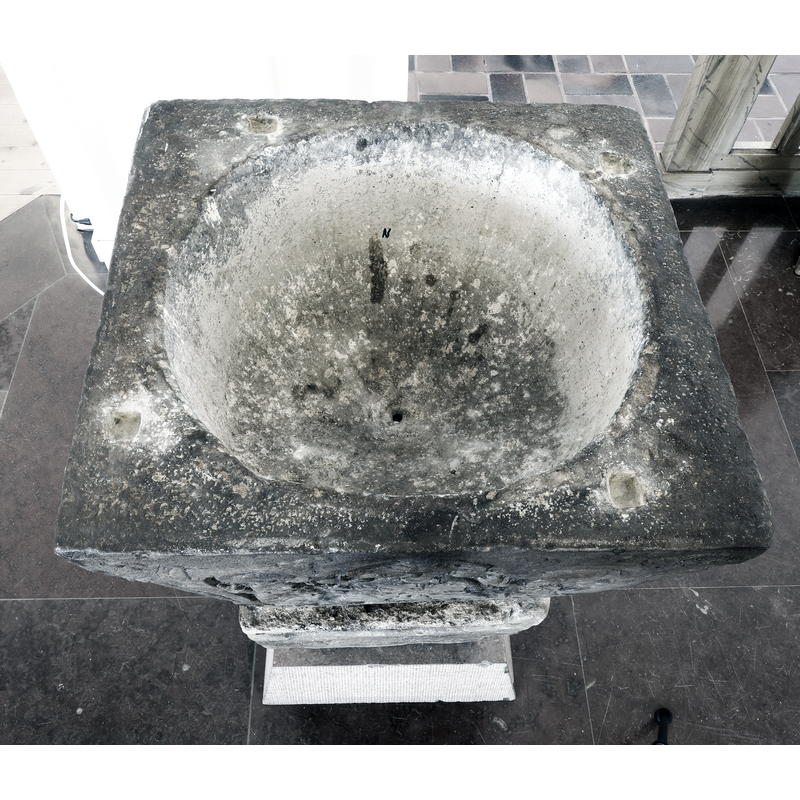 showing the interior and the centre drain hole