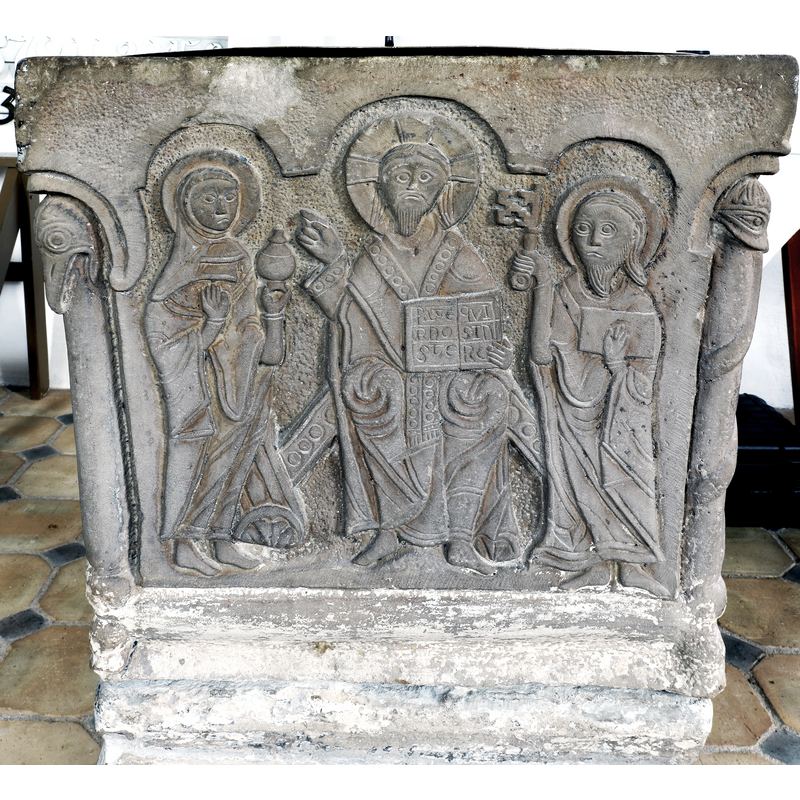 Mary Magdalene(?) on the left - Majestas Domini in the centre - Peter on the right