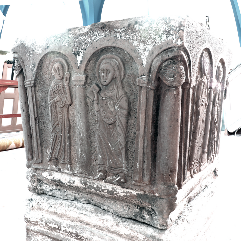 Peter in the left arch; Mary in the righ