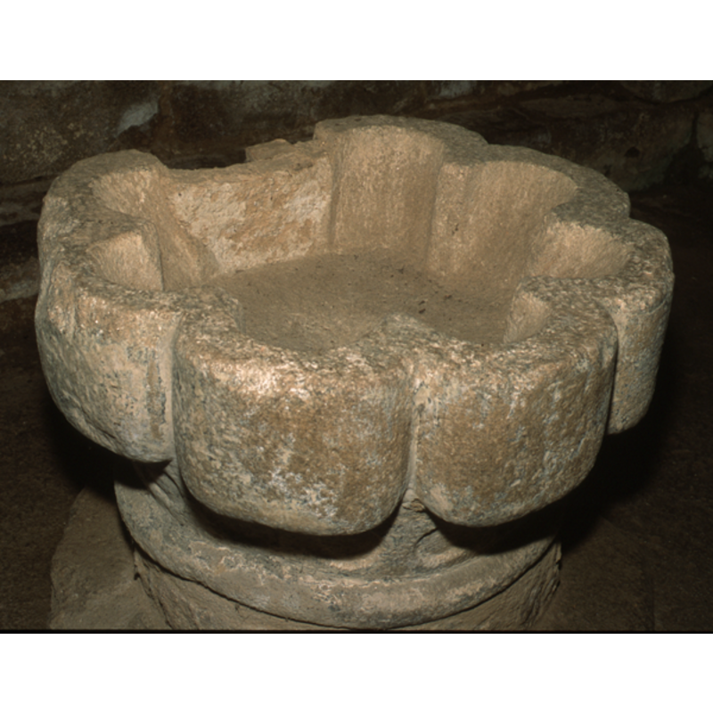 very broad ribs; damaged or cut at the back, probably related to the anchoring of the old cover