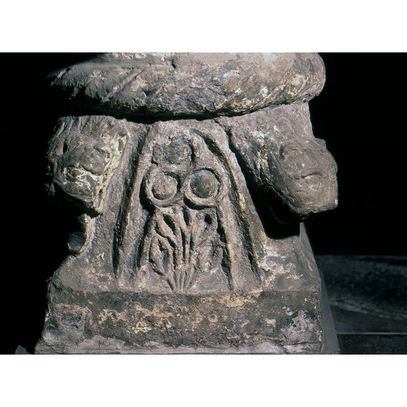 the two on this side are probably felines, the one on the left likely a lion