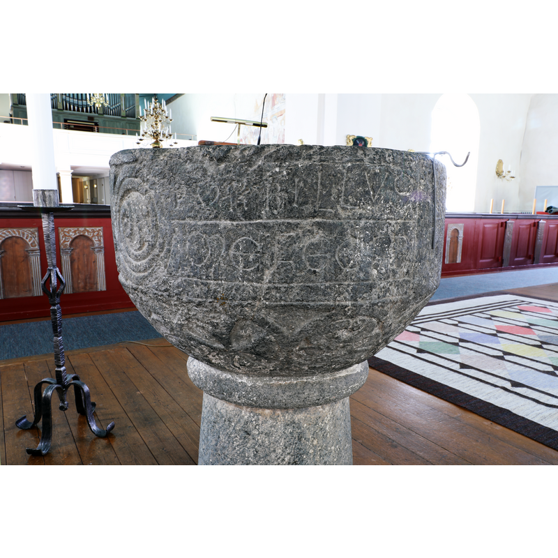 one such, sharing the underbowl surface with eight vegetal motifs