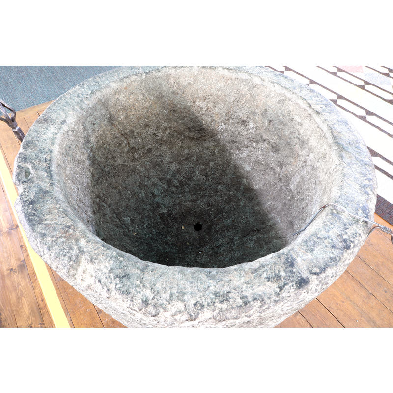 showing the centre drain hole