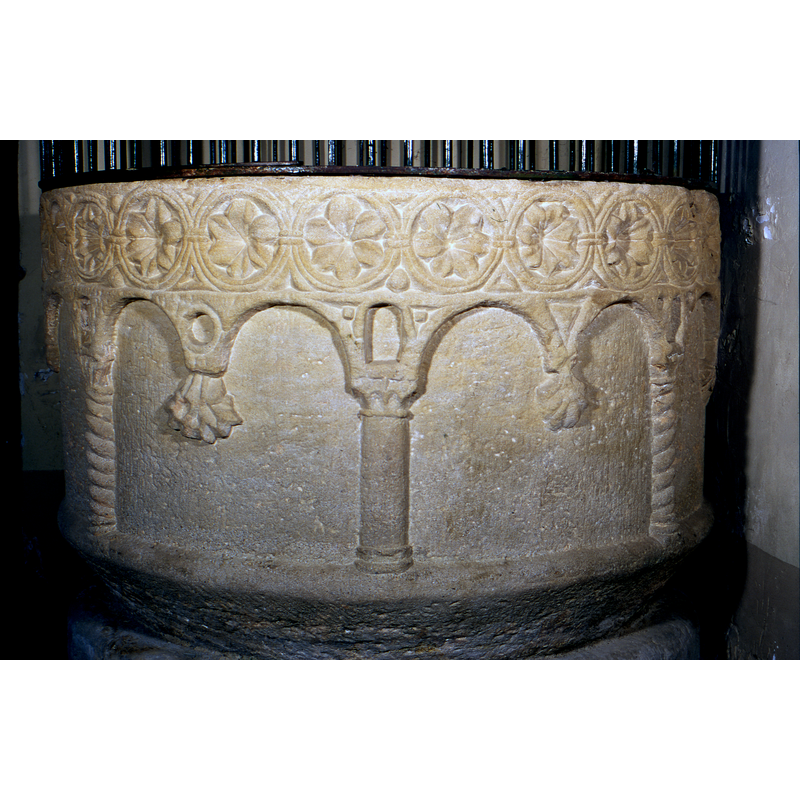 some colomns decorated with torsade pattern