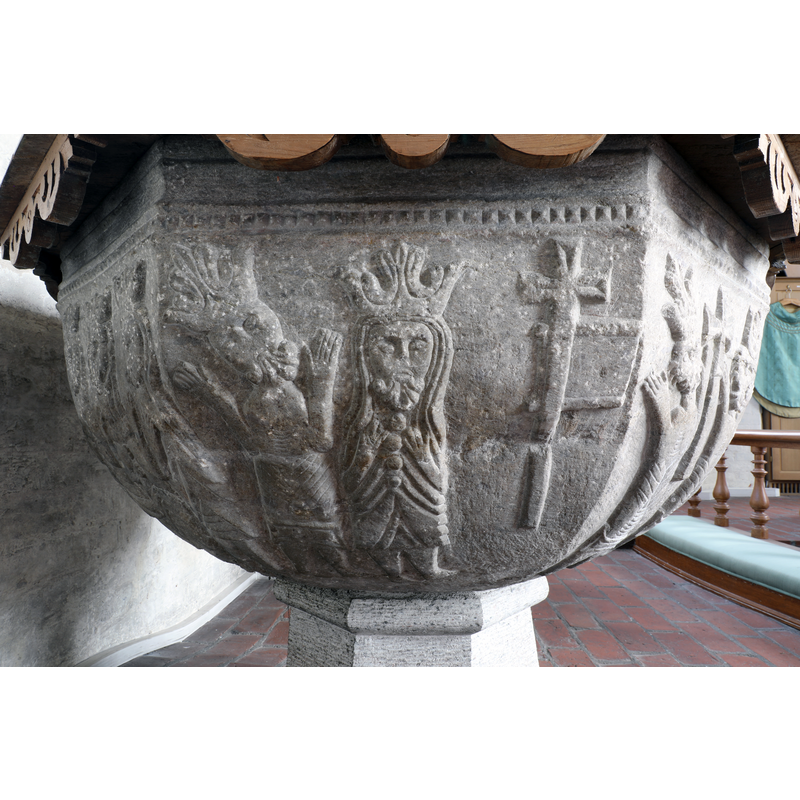 2 crowned figures; a processional cross with flag on the right