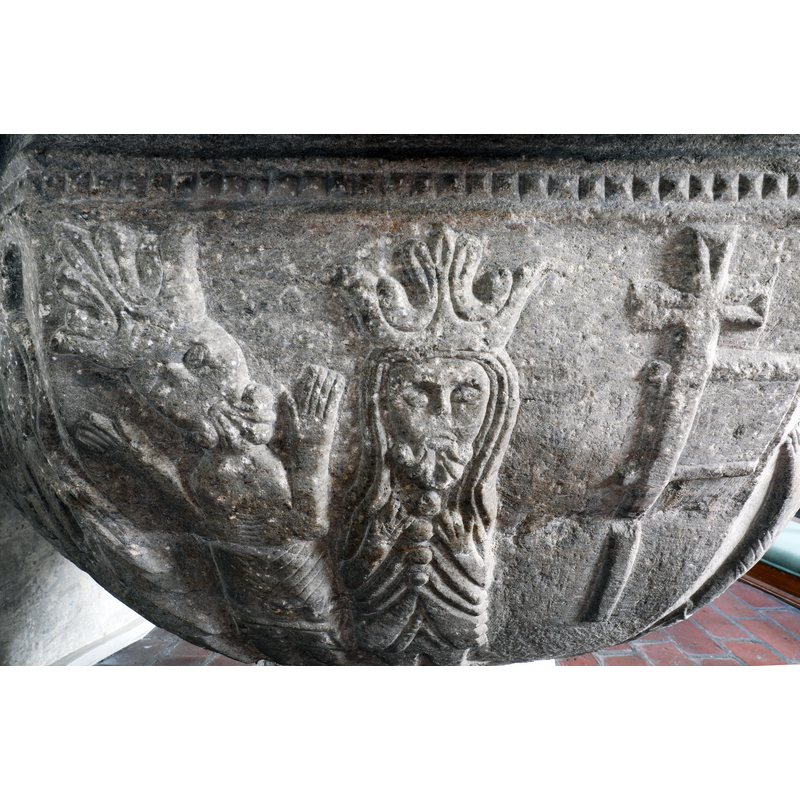 2 crowned figures; a processional cross with flag on the right