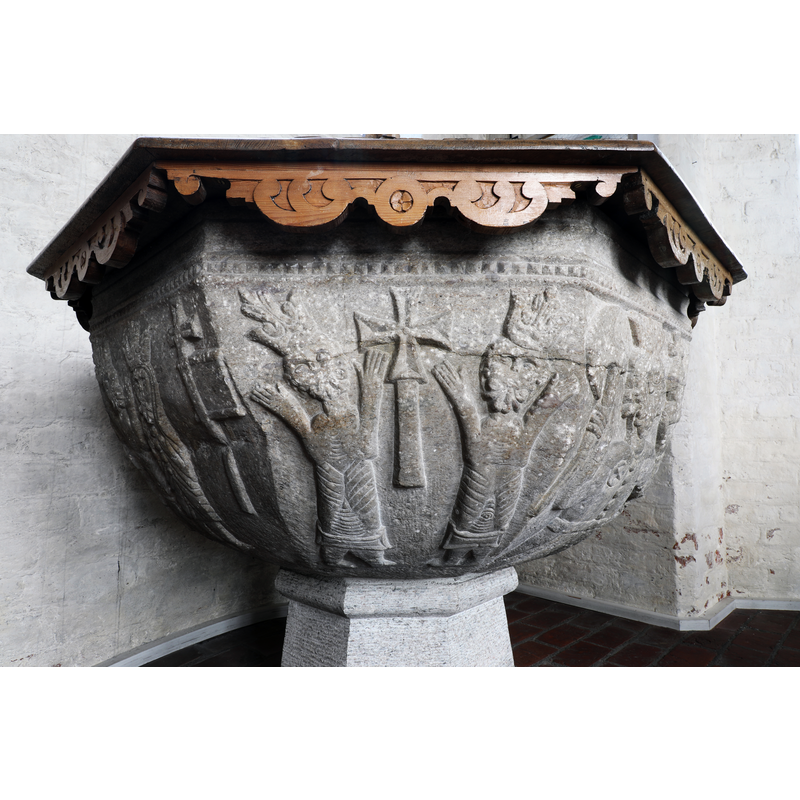 2 crowned figures; between them a processional cross