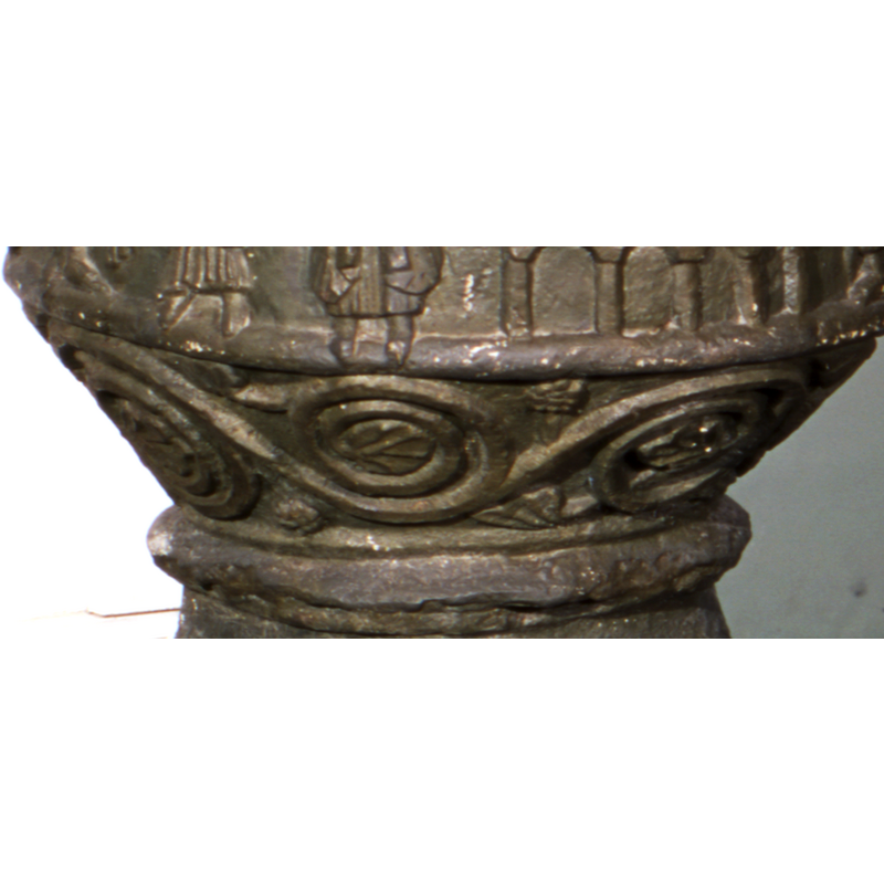 little floral motifs in the spandrels of the acanthus vine