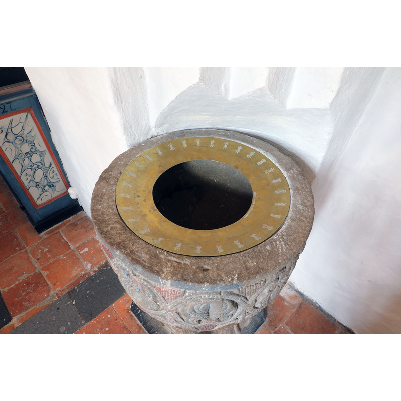 showing the support for the baptismal dish