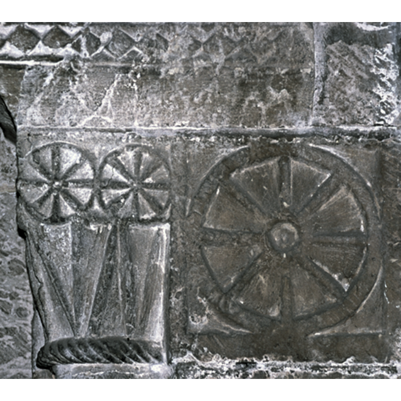 motifs on the sides of the arch
